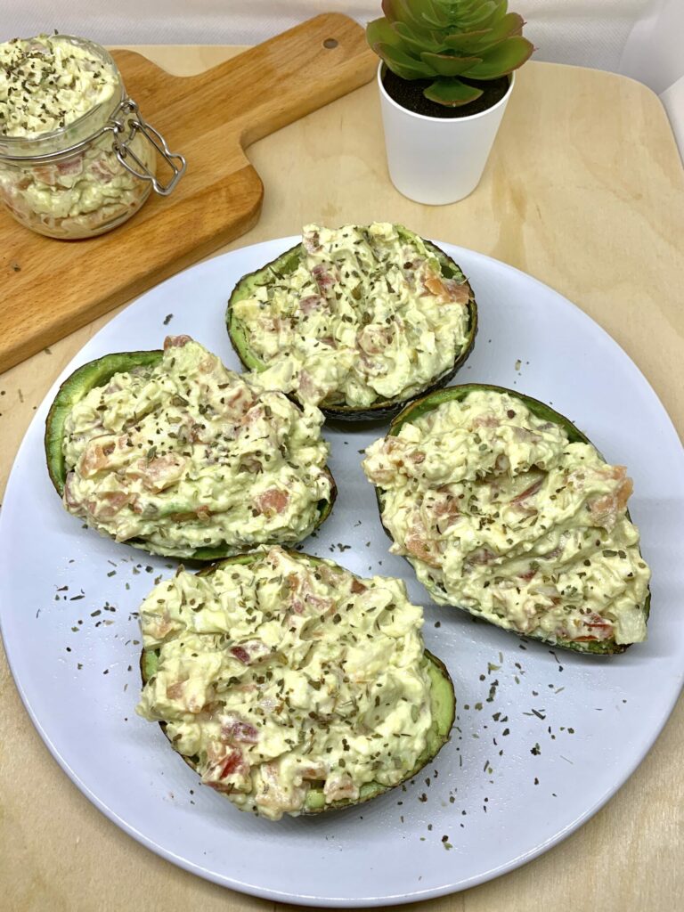 Aguacates-rellenos-scaled.jpg